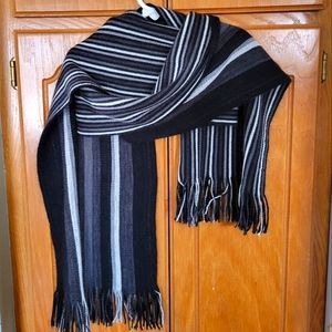 Reversable G.H. Bass Black/White Fringe Acrylic Scarf